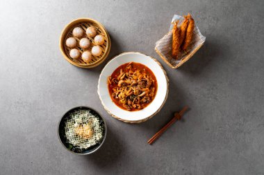 Hamur köftesi, ağ ayaklı ahtapot, kral karides, kızarmış yiyecek, uçan balık yumurtası, pirinç köftesi, sebze, meze