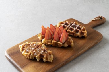 kek, amber, limon, badem kreması, çiğ çilek, şişe, sosisli ekmek, kek, tiramisu, kruvasan, waffle, kruvasan