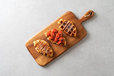 kek, amber, limon, badem kreması, çiğ çilek, şişe, sosisli ekmek, kek, tiramisu, kruvasan, waffle, kruvasan