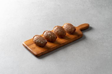 Ekmek, tereyağı, pretzel, panini, castella, krem şanti, yumurta turtası, kamp, incir, çörek, Earl Grey, sade, smore kurabiyesi, ekmek, kestane, limon, madeleine, tatlı fasulye ekmeği, americano, kahve.