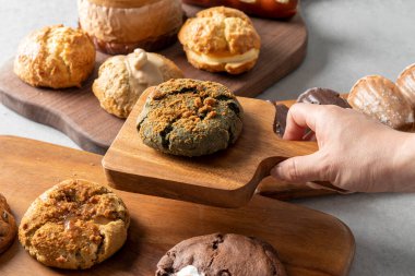 Ekmek, tereyağı, pretzel, panini, castella, krem şanti, yumurta turtası, kamp, incir, çörek, Earl Grey, sade, smore kurabiyesi, ekmek, kestane, limon, madeleine, tatlı fasulye ekmeği, americano, kahve.