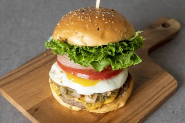 Hamburger, hamburger, ananas, sebze, sığır eti, kırmızı biber, domates, marul, ekmek