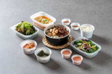 Kore yemeği, kaburga, bel kemiği, bulgogi, kase pilav, pirinç, sebze, meze, marul, kimchi, soya fasulyesi ezmesi, sarımsak.