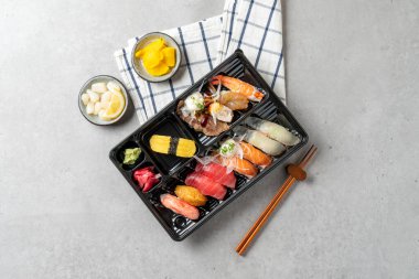 Japon yemeği, sashimi, sushi, yassı balık, somon, ıstakoz, buharda pişmiş, soğuk çiğ balık, kaya balığı, podari, sekko-si,