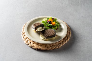 Patates, pastırma, panini, karides, salata, jambon, peynir, ciabata, yumurtalı tart, kek, hamburger, biftek, buz, latte, limon,,