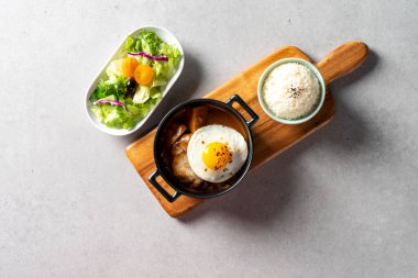 Patates, pastırma, panini, karides, salata, jambon, peynir, ciabata, yumurtalı tart, kek, hamburger, biftek, buz, latte, limon,,