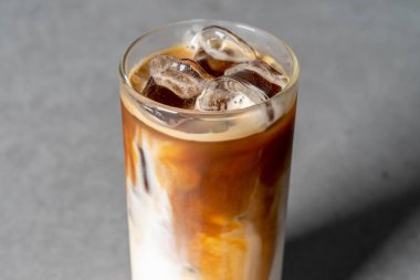 Patates, pastırma, panini, karides, salata, jambon, peynir, ciabata, yumurtalı tart, kek, hamburger, biftek, buz, latte, limon,,