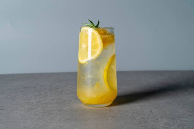 Patates, pastırma, panini, karides, salata, jambon, peynir, ciabata, yumurtalı tart, kek, hamburger, biftek, buz, latte, limon,,