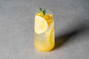 Patates, pastırma, panini, karides, salata, jambon, peynir, ciabata, yumurtalı tart, kek, hamburger, biftek, buz, latte, limon,,