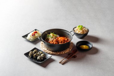 Baharatlı tavuk çorbası, Kore yemeği, çorba, tavuk ayağı, tavuk güveci, kızartma, domuz eti, kıkırdak.