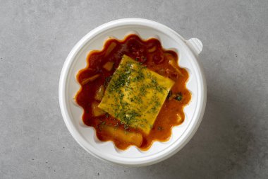 Balık köftesi çorbası, tteokbokki, baharatlı patates gözlemesi, kırmızı biber, patates, uçan balık yumurtası, pirinç köftesi, ton balığı, mayonez, tavuk.