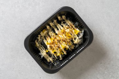 Balık köftesi çorbası, tteokbokki, baharatlı patates gözlemesi, kırmızı biber, patates, uçan balık yumurtası, pirinç köftesi, ton balığı, mayonez, tavuk.