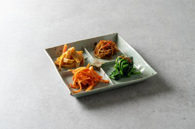 Yan yemekler, salatalık, kimçi, beslenme çantası, dil balığı, ızgara balık, uskumru, saç kuyruğu, kalamar, bıldırcın yumurtası, otlar, sebzeler, japchae, kızarmış baharatlı tavuk, tofu, yahni