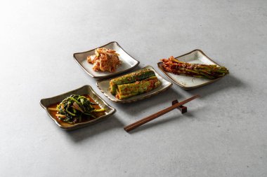 Yan yemekler, salatalık, kimçi, beslenme çantası, dil balığı, ızgara balık, uskumru, saç kuyruğu, kalamar, bıldırcın yumurtası, otlar, sebzeler, japchae, kızarmış baharatlı tavuk, tofu, yahni