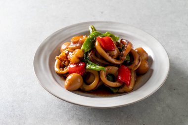 Yan yemekler, salatalık, kimçi, beslenme çantası, dil balığı, ızgara balık, uskumru, saç kuyruğu, kalamar, bıldırcın yumurtası, otlar, sebzeler, japchae, kızarmış baharatlı tavuk, tofu, yahni