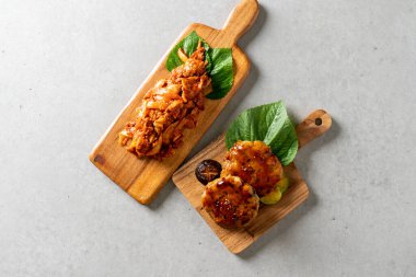 Yan yemekler, salatalık, kimçi, beslenme çantası, dil balığı, ızgara balık, uskumru, saç kuyruğu, kalamar, bıldırcın yumurtası, otlar, sebzeler, japchae, kızarmış baharatlı tavuk, tofu, yahni