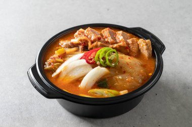 Yan yemekler, salatalık, kimçi, beslenme çantası, dil balığı, ızgara balık, uskumru, saç kuyruğu, kalamar, bıldırcın yumurtası, otlar, sebzeler, japchae, kızarmış baharatlı tavuk, tofu, yahni