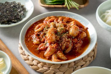 Kore, web ayaklı ahtapot, kızartılmış, baharatlı, sırt kaburgalı, buğulanmış, bulgogi, beyaz pirinç, meze, marul, sarımsak, kimçi.