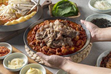 Kore, web ayaklı ahtapot, kızartılmış, baharatlı, sırt kaburgalı, buğulanmış, bulgogi, beyaz pirinç, meze, marul, sarımsak, kimçi.