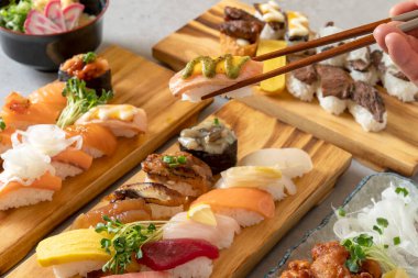 Japon yemeği, sashimi, sushi, et, beslenme çantası, el yapımı, karagage, udon, somon, bembeyaz, kanat çırpılmış biftek.