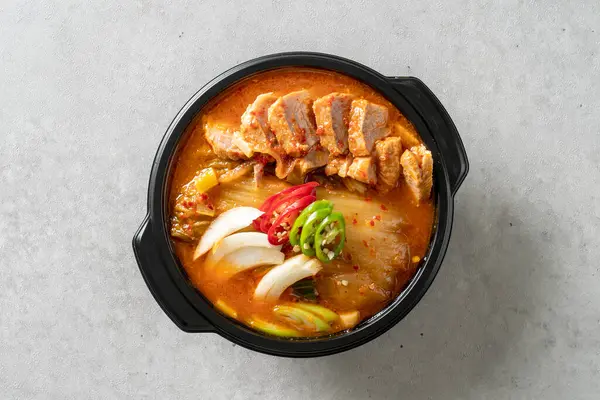 Yan yemekler, salatalık, kimçi, beslenme çantası, dil balığı, ızgara balık, uskumru, saç kuyruğu, kalamar, bıldırcın yumurtası, otlar, sebzeler, japchae, kızarmış baharatlı tavuk, tofu, yahni