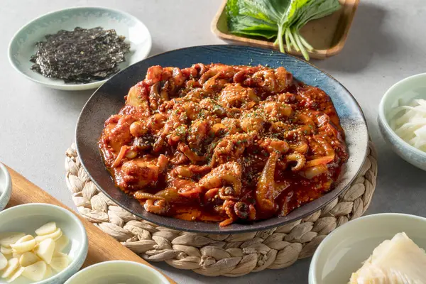 Kore, web ayaklı ahtapot, kızartılmış, baharatlı, sırt kaburgalı, buğulanmış, bulgogi, beyaz pirinç, meze, marul, sarımsak, kimçi.