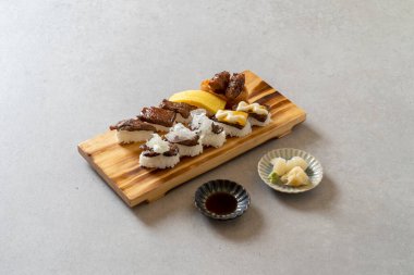 Japon yemeği, sashimi, sushi, et, beslenme çantası, el yapımı, karagage, udon, somon, bembeyaz, kanat çırpılmış biftek.