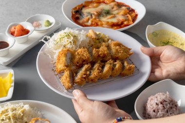 Domuz pirzolası, sığır filetosu, sığır filetosu, bonfile, tteokbokki, peynir, meze, kızarmış yemek, yemek, yemek, peynir, balık, akşam yemeği, tabak, sebze, suşi, sağlıklı, gurme, taze, iştah açıcı, beyaz, ekmek,