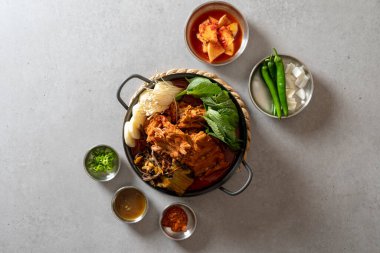 Kore yemeği, gamjatang, kemik mahmurluğu çorbası, toprak tenceresi, domuz omurgası, perilla yaprağı, meze,