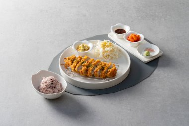 Domuz pirzolası, sığır filetosu, sığır filetosu, bonfile, tteokbokki, peynir, meze, kızarmış yemek, yemek, yemek, peynir, balık, akşam yemeği, tabak, sebze, suşi, sağlıklı, gurme, taze, iştah açıcı, beyaz, ekmek,
