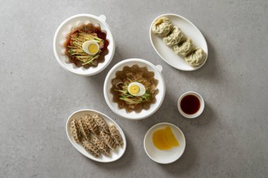 Soğuk karabuğday eriştesi, baharatlı karabuğday eriştesi, hamur köftesi, et, kimçi, meze, turp turşusu.