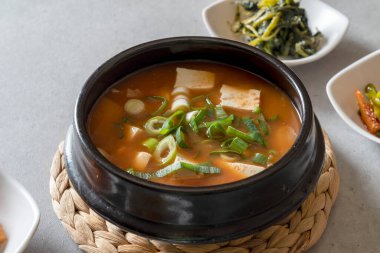 Izgara balık, Kore yemeği, uskumru, kimchi güveci mayalanmış fasulye ezmesi, toprak kabı, mantar, sıcak kap, bulgogi.