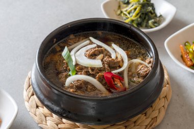 Izgara balık, Kore yemeği, uskumru, kimchi güveci mayalanmış fasulye ezmesi, toprak kabı, mantar, sıcak kap, bulgogi.