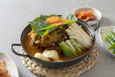 Kore yemeği, gamjatang, domuz kemiği, çorba, yıllanmış kimchi, toprak tenceresi, akşamdan kalma çorba, domuz pirzolası, chueotang,