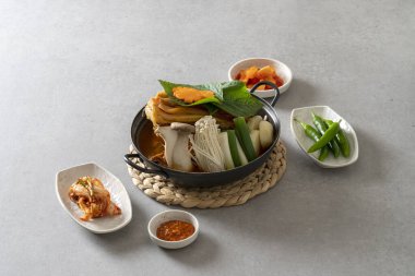 Kore yemeği, gamjatang, domuz kemiği, çorba, yıllanmış kimchi, toprak tenceresi, akşamdan kalma çorba, domuz pirzolası, chueotang,