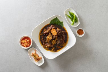 Kore yemeği, gamjatang, domuz kemiği, çorba, yıllanmış kimchi, toprak tenceresi, akşamdan kalma çorba, domuz pirzolası, chueotang,