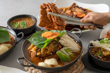 Kore yemeği, gamjatang, domuz kemiği, çorba, yıllanmış kimchi, toprak tenceresi, akşamdan kalma çorba, domuz pirzolası, chueotang,