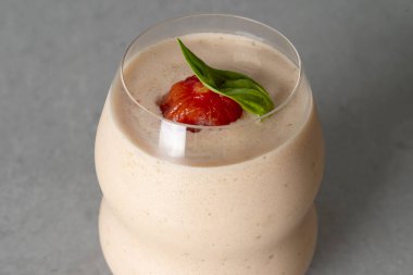 El yapımı, füme somon, sandviç, tavuk göğsü, roka, yumurta, pastırma, burrata, domates, salata, kahve, fesleğen, smoothie