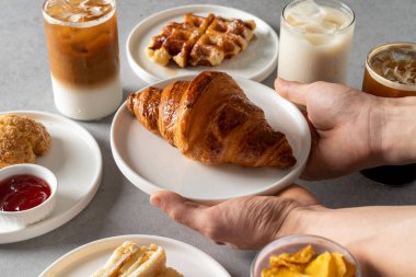 Kruvasan, kafe, sade, croiffle, kaya tostu, americano, kahve, latte, sade şeker, mor tatlı patates,