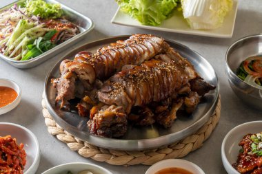 Jokbal, pork, buğulama, baharat, tepsi, erişte, meze, tuzlanmış karides, marul, sarımsak