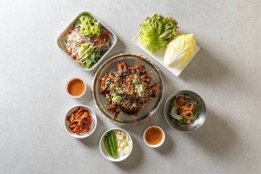 Jokbal, pork, buğulama, baharat, tepsi, erişte, meze, tuzlanmış karides, marul, sarımsak