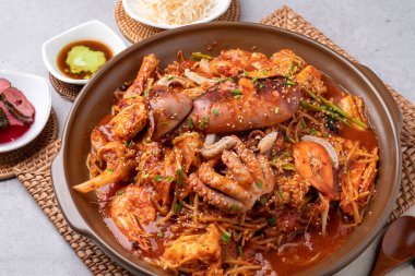 Pollack, Pollack, Pollack, buğulanmış deniz ürünleri, deniz ürünleri, karides, mürekkep balığı, midye, meze, baharatlı, Kore yemeği.