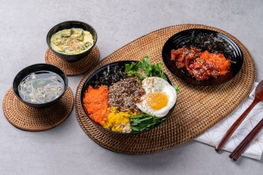 kemiksiz, terbiye edilmiş, bibibiye edilmiş, bibibimbap, menü, Kore yemeği, soya sosu, marine edilmiş, karides sosu, istiridye, deniz ürünleri, meze