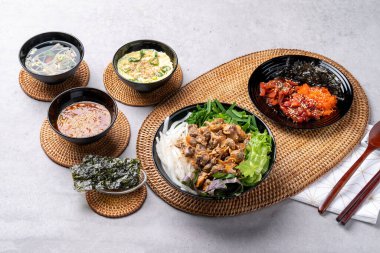 kemiksiz, terbiye edilmiş, bibibiye edilmiş, bibibimbap, menü, Kore yemeği, soya sosu, marine edilmiş, karides sosu, istiridye, deniz ürünleri, meze