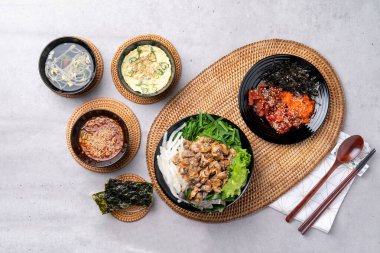 kemiksiz, terbiye edilmiş, bibibiye edilmiş, bibibimbap, menü, Kore yemeği, soya sosu, marine edilmiş, karides sosu, istiridye, deniz ürünleri, meze