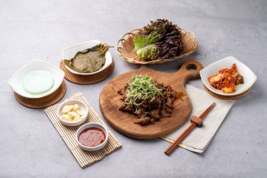 Kore yemeği, briketler, bulgogi, kırmızı biber ezmesi, domuz eti, domuz göbeği, garnitür, sarımsak, marul, sebze, baharat.