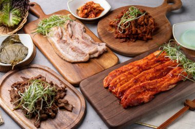 Kore yemeği, briketler, bulgogi, kırmızı biber ezmesi, domuz eti, domuz göbeği, garnitür, sarımsak, marul, sebze, baharat.