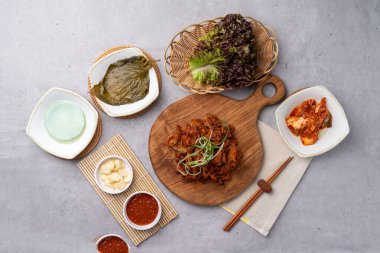 Kore yemeği, briketler, bulgogi, kırmızı biber ezmesi, domuz eti, domuz göbeği, garnitür, sarımsak, marul, sebze, baharat.