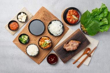 Kore yemeği, domuz göbeği, domuz boynu, fırın, meze, güveç, kimçi, sarımsak, kırmızı biber, yeşil soğan, mantar, perilla yaprağı.