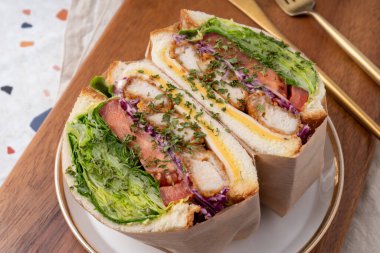 Jambon, peynir, sandviç, yumurta, fesleğen, domates, tavuk, baharat, wasabi, yengeç eti, tavuk eti, teriyaki, sütlü kahve.,